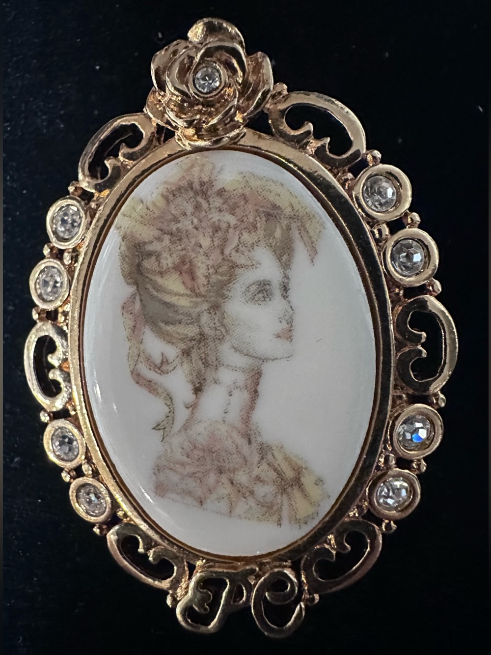 419- Vtge AVON PC Presidents Club Award Cameo Style Gold Tone Brooch